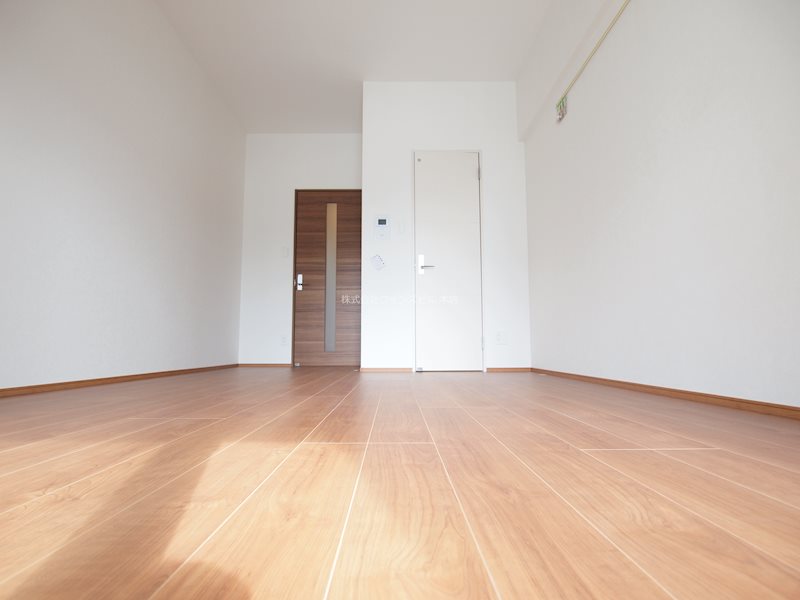 リビング：家具の配置がしやすい正方形のお部屋です。