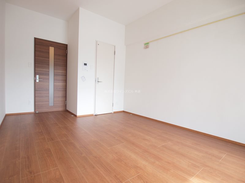 ベッドルーム：角部屋の為出窓がウレシイ♪♪