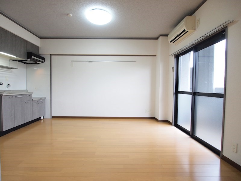 リビング：外の景色をお楽しみください。