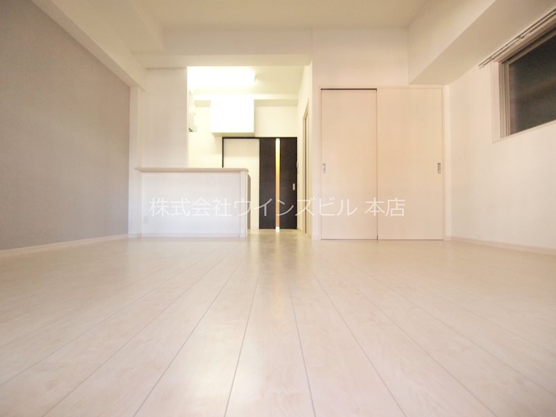 リビング：広々10帖のリビングは使い勝手の良いお部屋です。