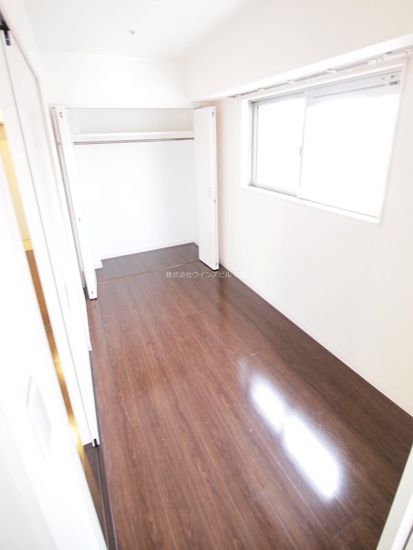 ベッドルーム：洋室は角部屋の為、明るいです。床ホワイト。(*^^*)