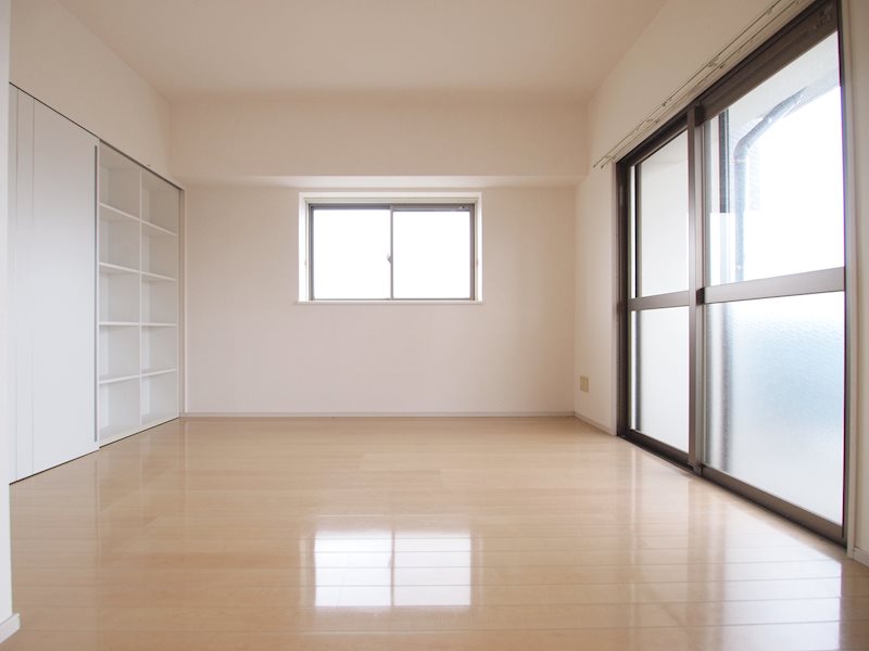 ベッドルーム：角部屋で開放的♪