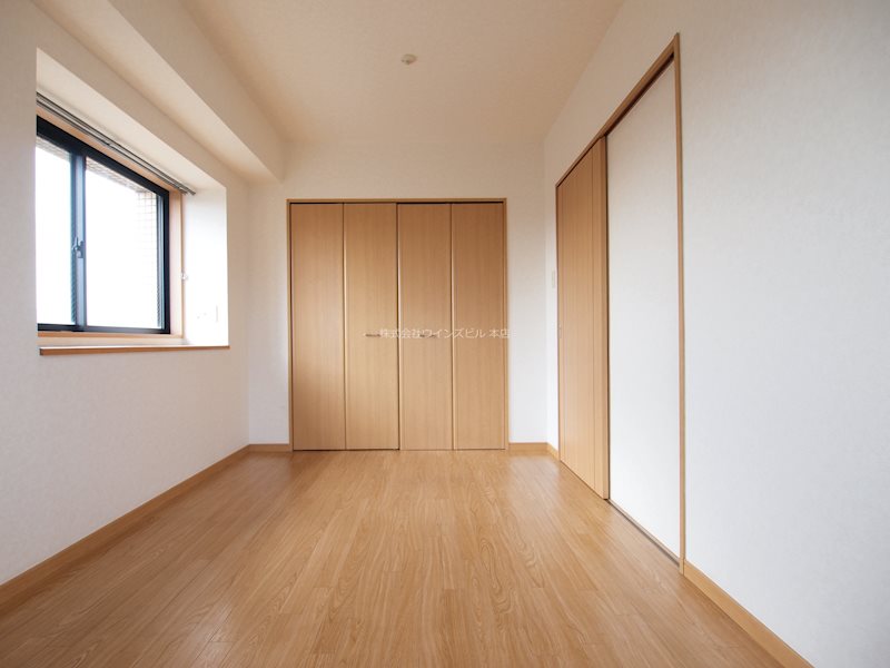 ベッドルーム：広めのお部屋で、ダブルBEDもOK。
