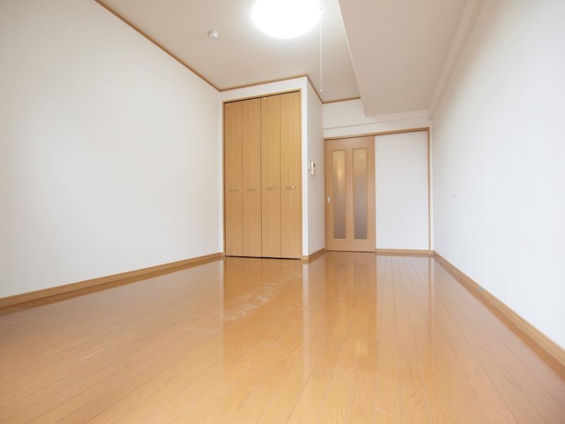 リビング：洋室１０帖の広いタイプ。角部屋。