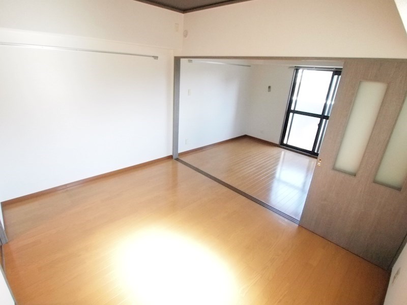 ベッドルーム：窓が大きいのでお部屋が明るいです