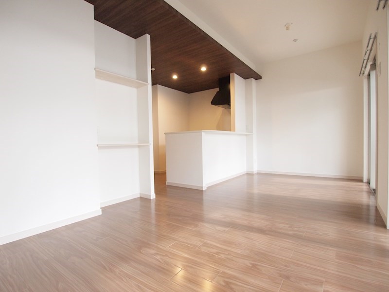 リビング：ナチュラルな色合いのお部屋です。