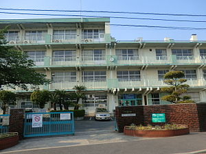 中学校：北九州市立富野中学校　641m