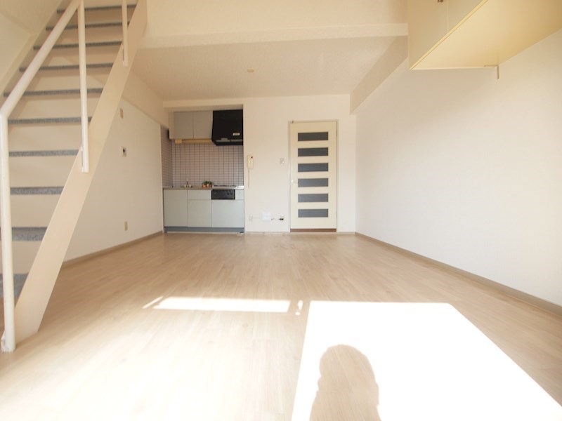 リビング：お部屋は13帖もありたくさんの家具が置けます