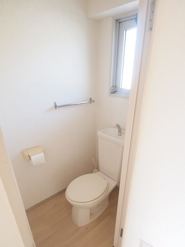 トイレ：トイレに窓もあり明るいです
