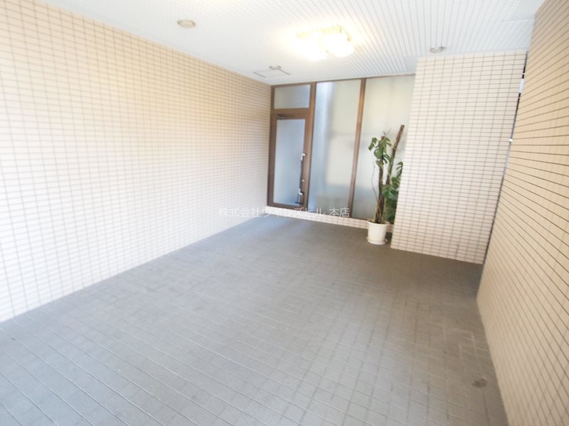 エントランス：エントランスも広々です