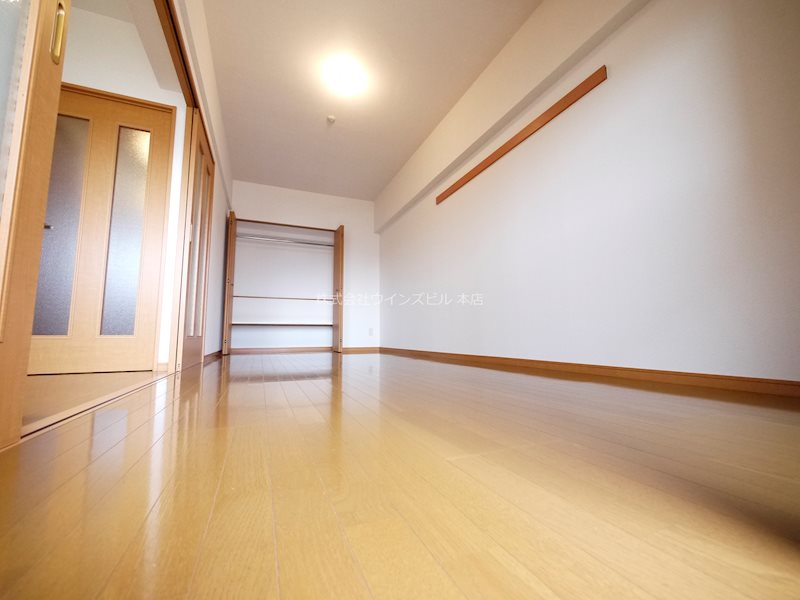 ベッドルーム：広いお部屋で家具の配置がしやすい。