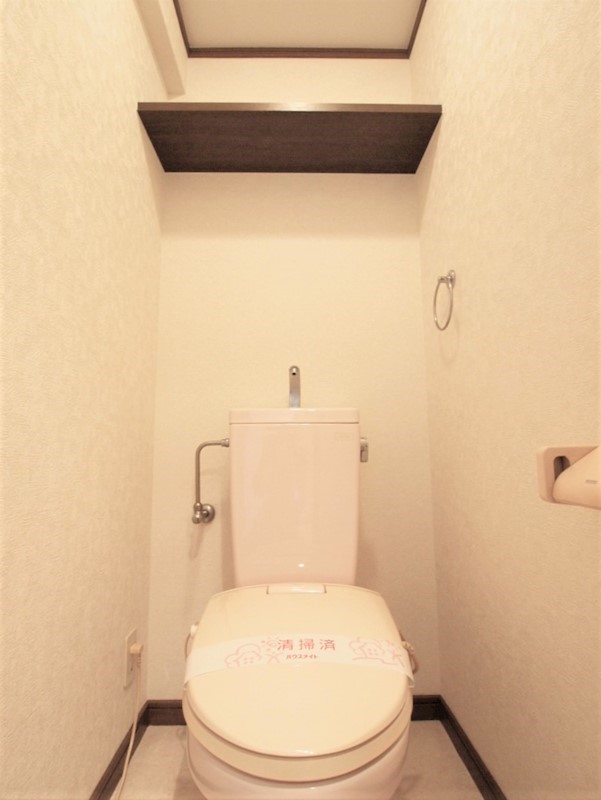 トイレ：トイレ。上部に棚あり