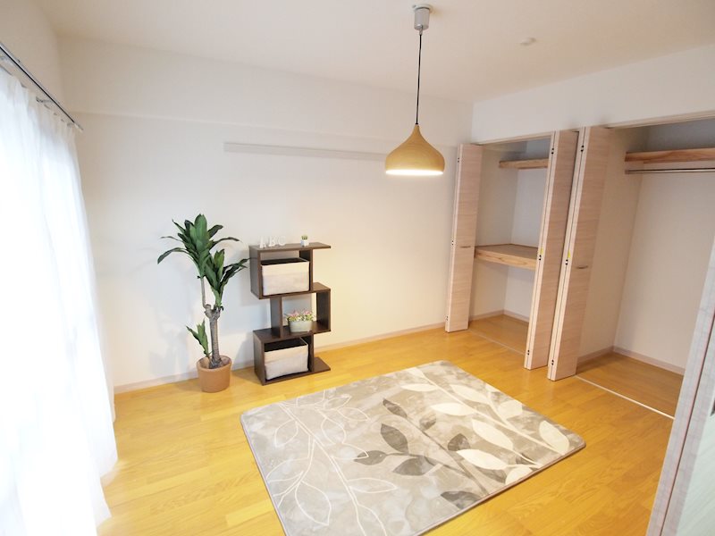 ベッドルーム：開口部の明るいお部屋です