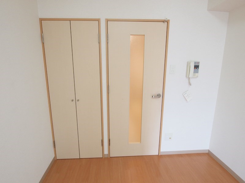 収納：洋室入口にも収納あり。