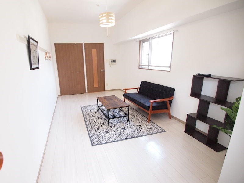 リビング：ベッド・ソファーと置いてもまだまだ余裕の空間です。角部屋はいいですよ(*^^*)