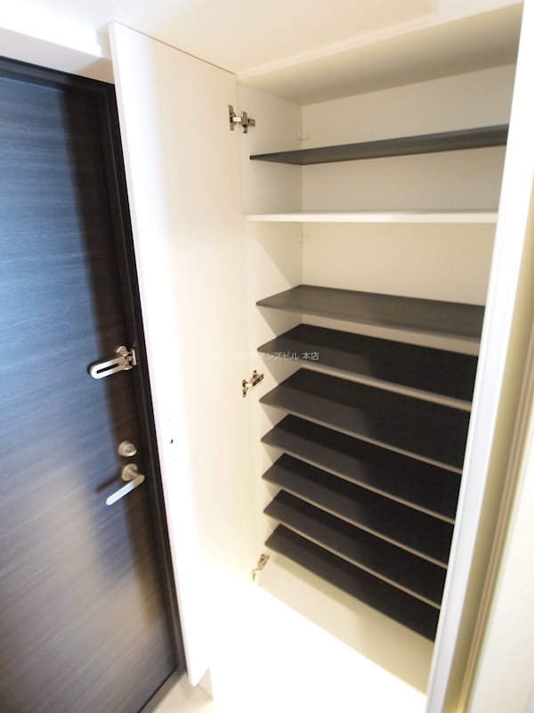 玄関：シューズBOX大容量。