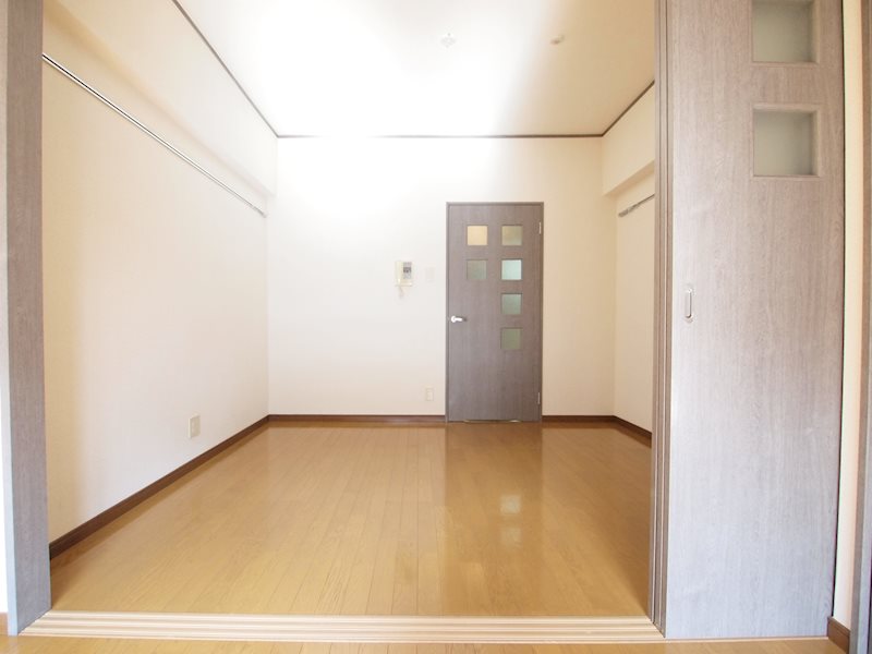 リビング：陽当り良く明るいお部屋です。