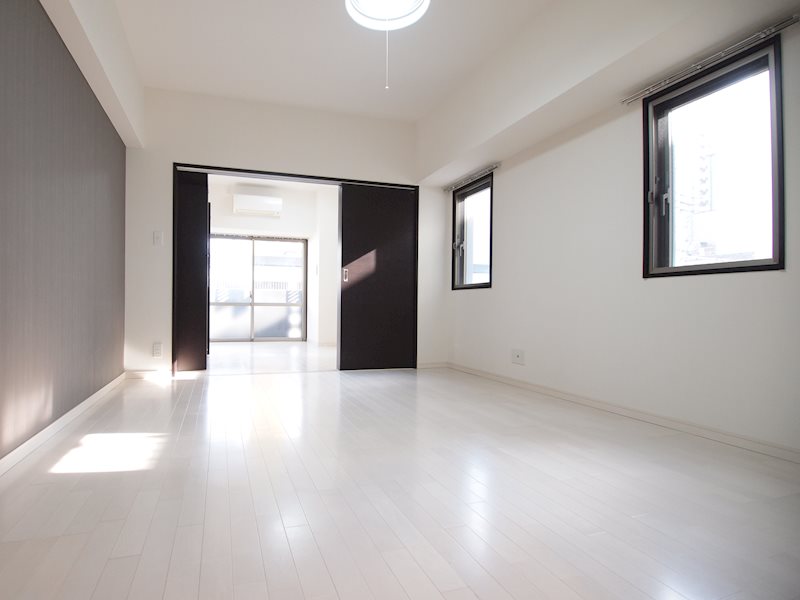 リビング：広々した窓が大きく明るいお部屋です。
