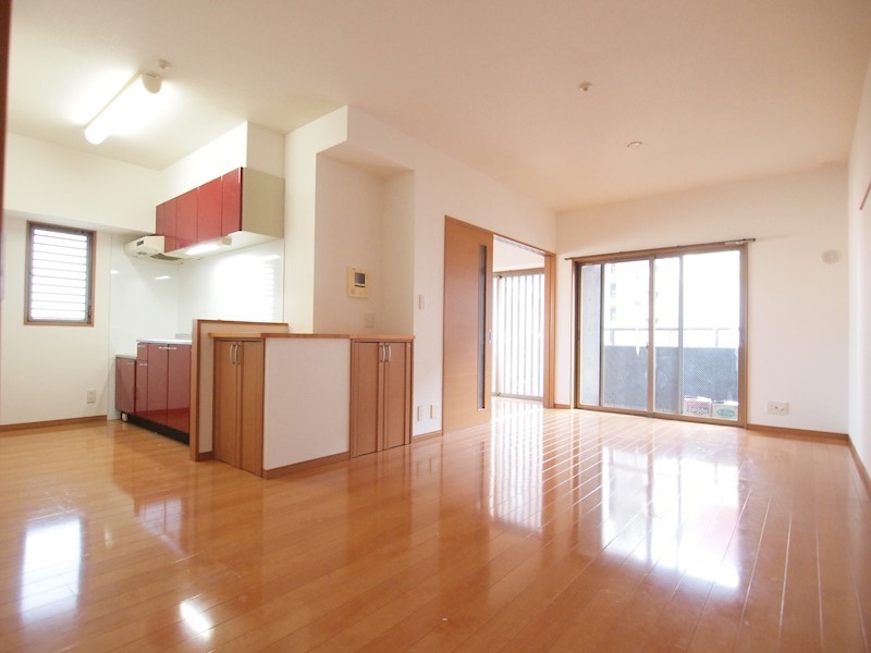 リビング：開口部の明るいお部屋です。。