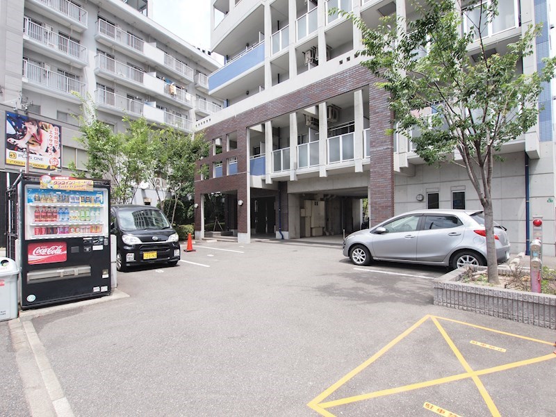 エントランス：おしゃれなデザイナーズマンションです。