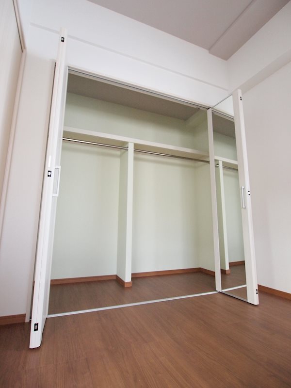 ベランダ：各部屋充実の収納。