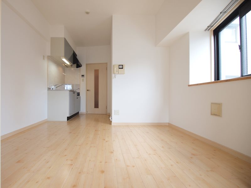 リビング：出窓付きの明るいお部屋★角部屋です。