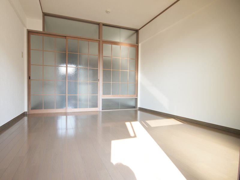 ベッドルーム：開口部の明るいお部屋です
