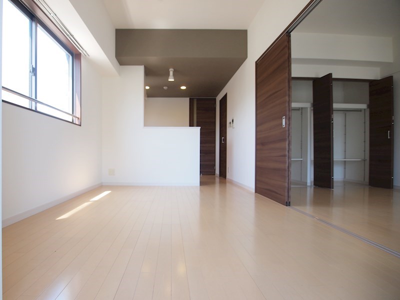 リビング：角部屋で開放的なお部屋です。
