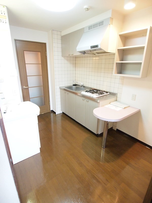 その他部屋・スペース：キッチンには便利な棚あり。