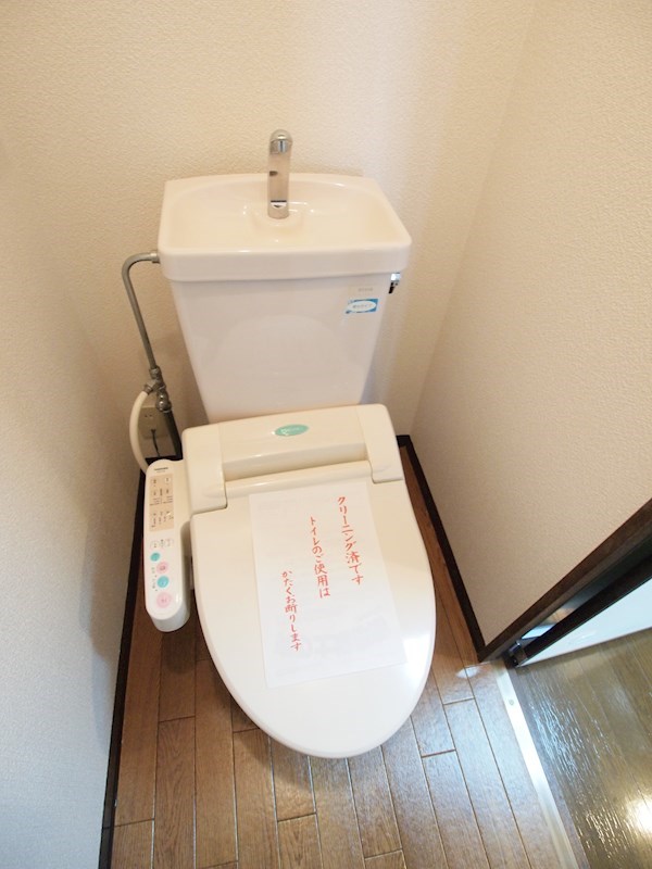 トイレ：ウォシュレット付き。