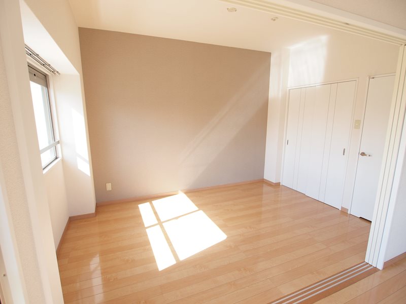 ベッドルーム：寝室に最適！角部屋なので開放感があります♪