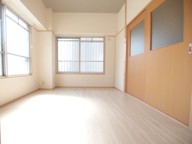 ベッドルーム：角部屋で明るいです。