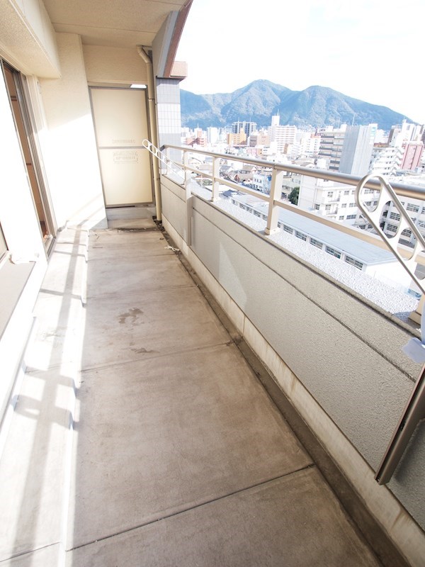ベランダ：洗濯物が沢山干せます。
