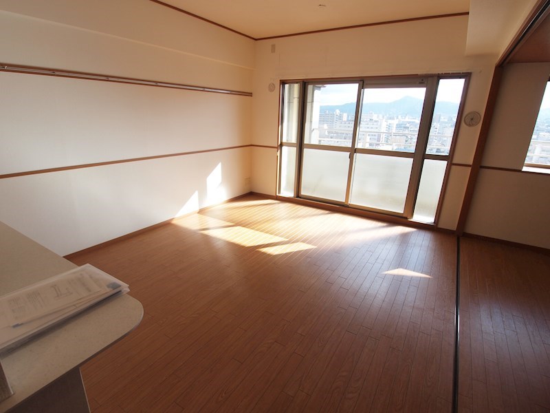 リビング：明るいお部屋です。