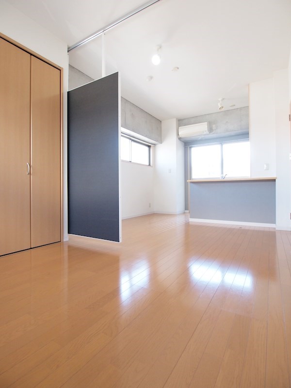 ベッドルーム：角部屋なので明るく広いです