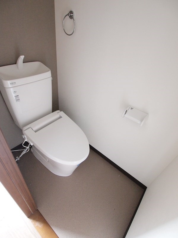 トイレ：トイレのクロスもおしゃれです。