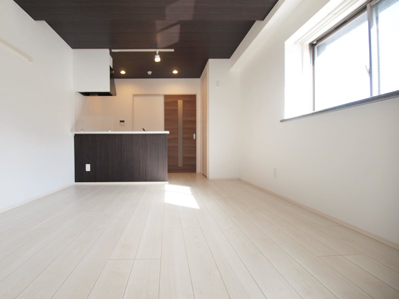 リビング：出窓のある角部屋！出窓からの景色がGOOD。