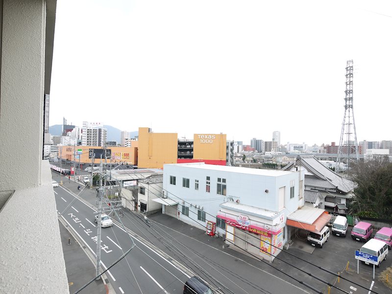 ベランダ：日当たりも良好。