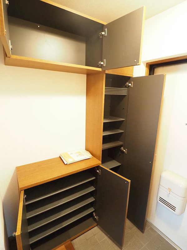 玄関：大容量シューズＢＯＸ。