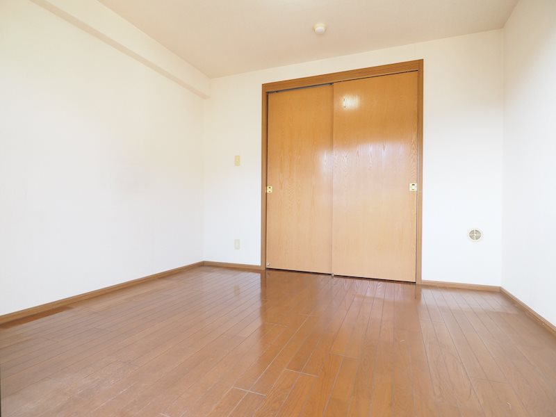 ベッドルーム：洋室も広めで使いやすい。