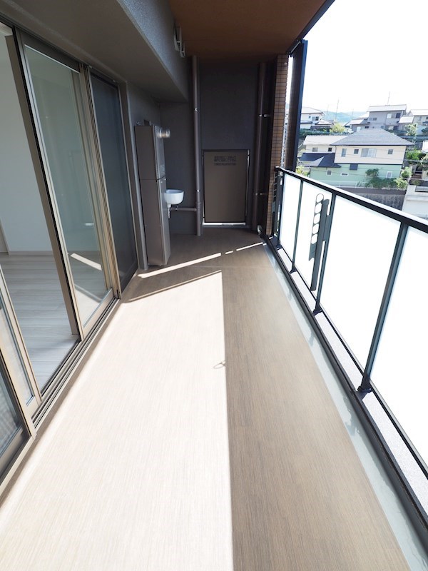 ベランダ：ベランダも奥行きがあり開放感があります