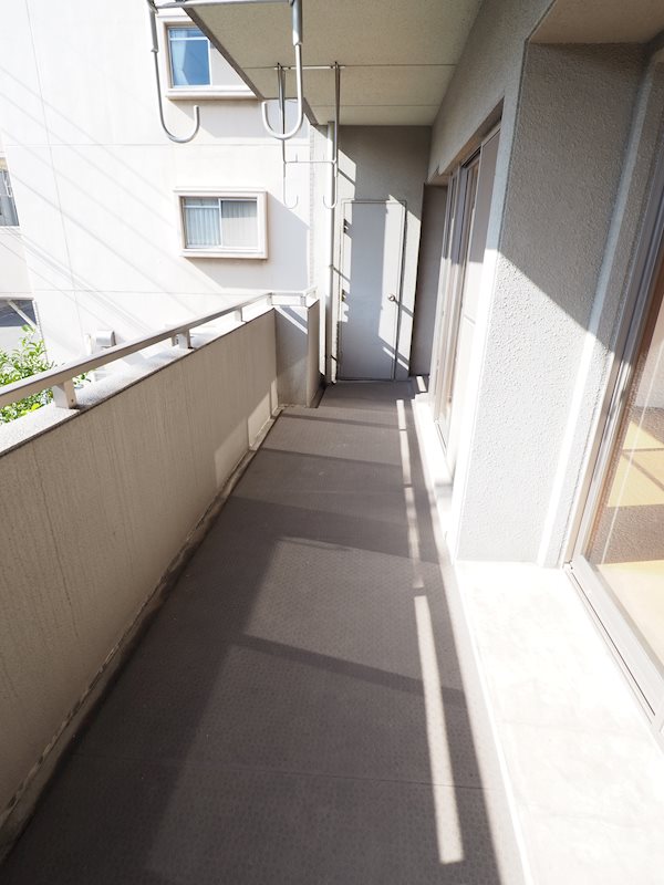ベランダ：ワイドバルコニー。日当たり充実。