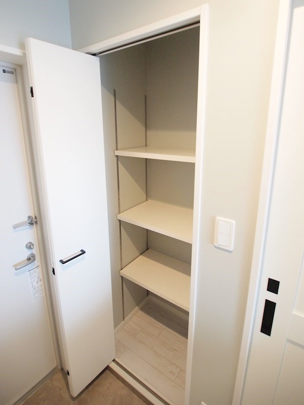 玄関：こちらのお部屋はバルセロナスタイル♪洗練されたスタイリッシュな空間です。