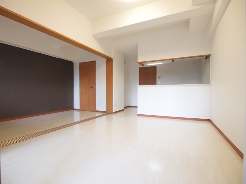 リビング：横に2部屋。人気のタイプが家賃5千円OFF中。