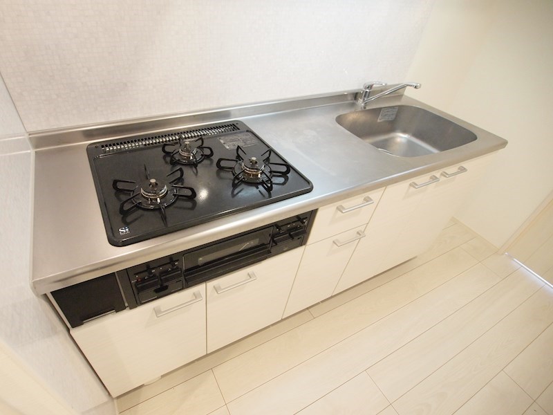 その他設備：システムキッチン。1Kで3口コンロは珍しいです。