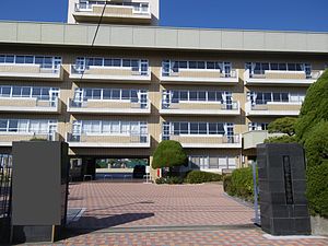 高校・高専：私立美萩野女子高校　879m