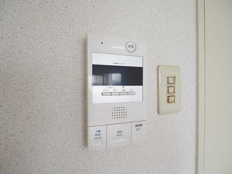 セキュリティ：モニター付きインターホンで安心安全
