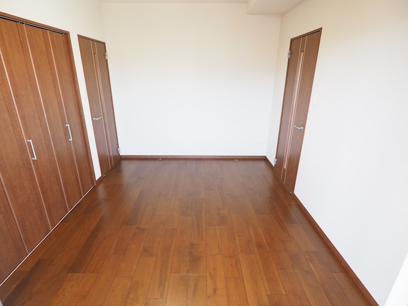 サンシャイン・プリンセス五番街 洋室。落ち着いた色合いのお部屋です。