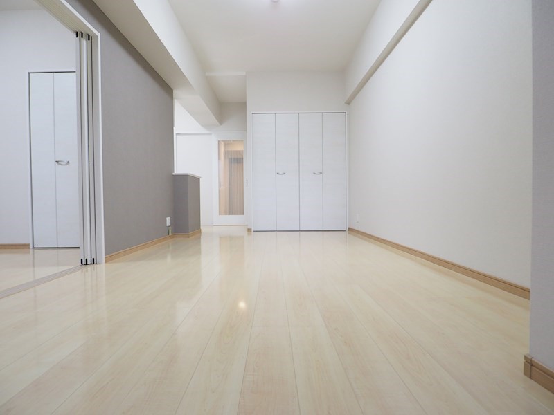 クレスト南小倉 リビング12.2帖。アクセントクロスがおしゃれです。