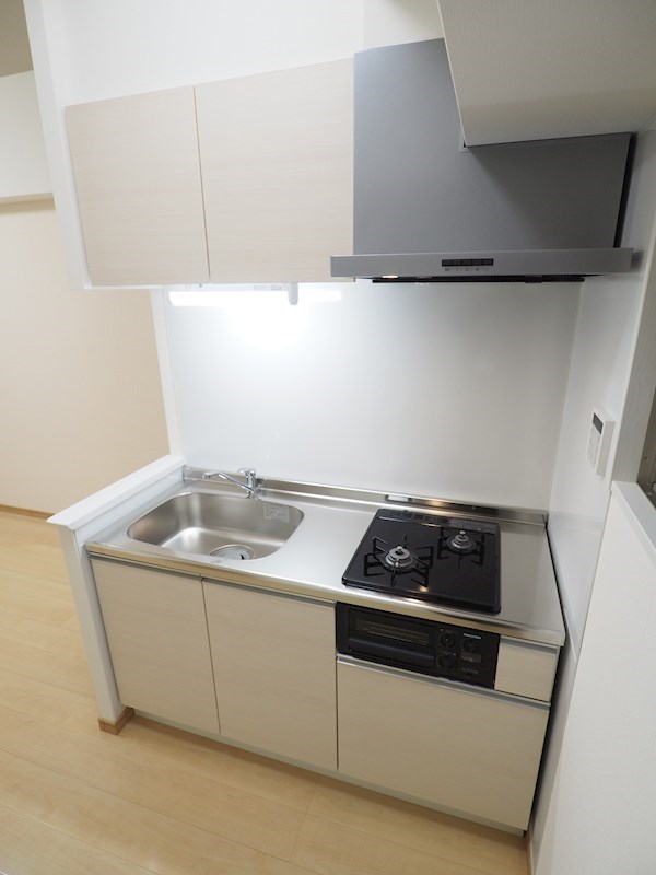 クレスト南小倉 システムキッチン、コンロ付です。